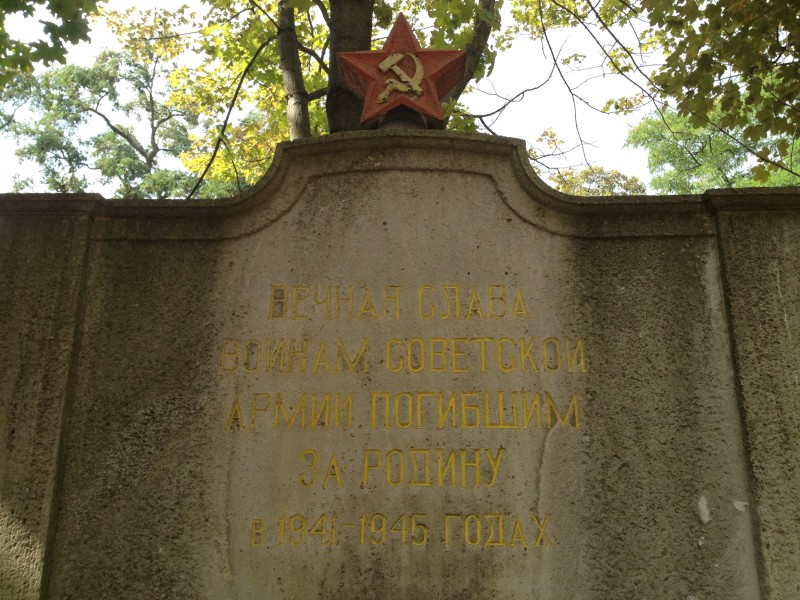 Der sowjetische Soldatenfriedhof in Eisleben: "Ewige Ehre den Kämpfern der Sowetarmee, die in den Jahren 1941–45 für die Heimat starben."
